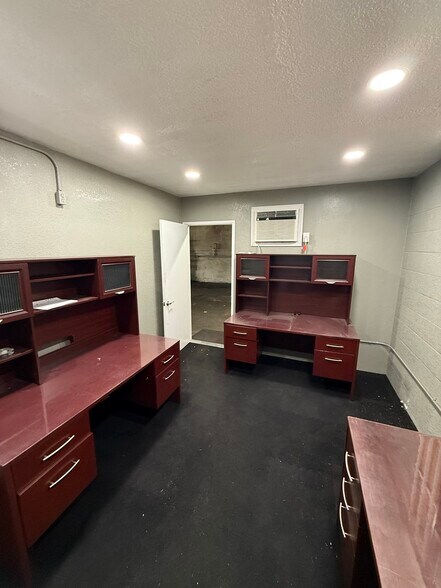 More Photos Of 1849 N Victory Pl, Burbank Warehouse For Lease