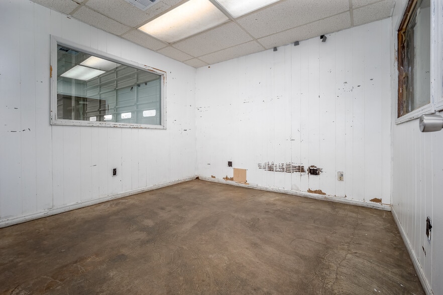 More Photos Of 6845 S Western Ave, Oklahoma City Distribution For Lease