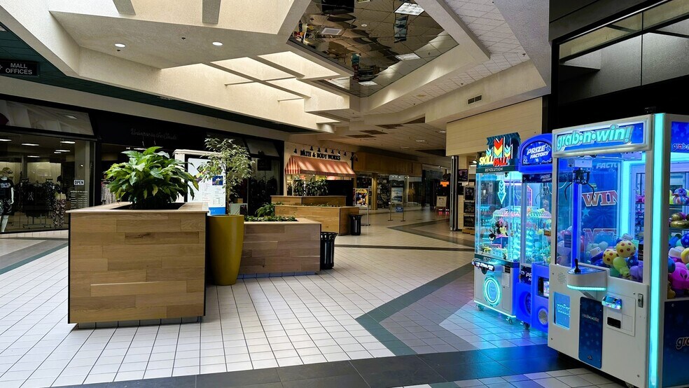 More Photos Of 341-351 Three Rivers Dr, Kelso General Retail For Lease