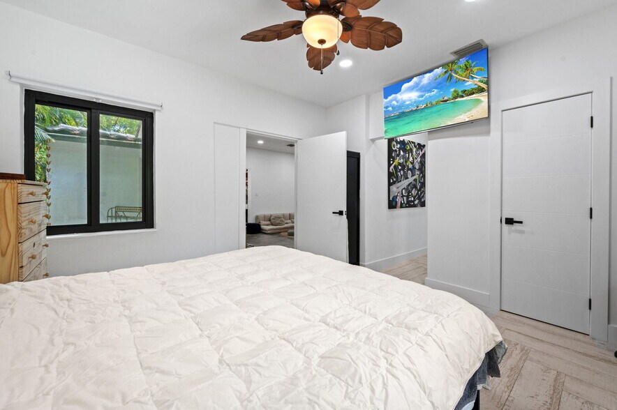 More Photos Of 5981 NE 6th Ave, Miami Office For Sale