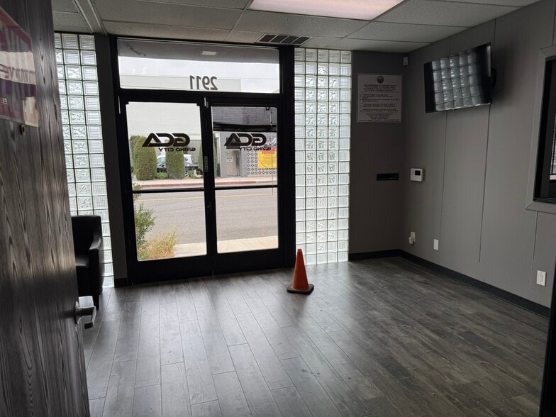 More Photos Of 2901-2911 Winona Ave, Burbank Warehouse For Lease