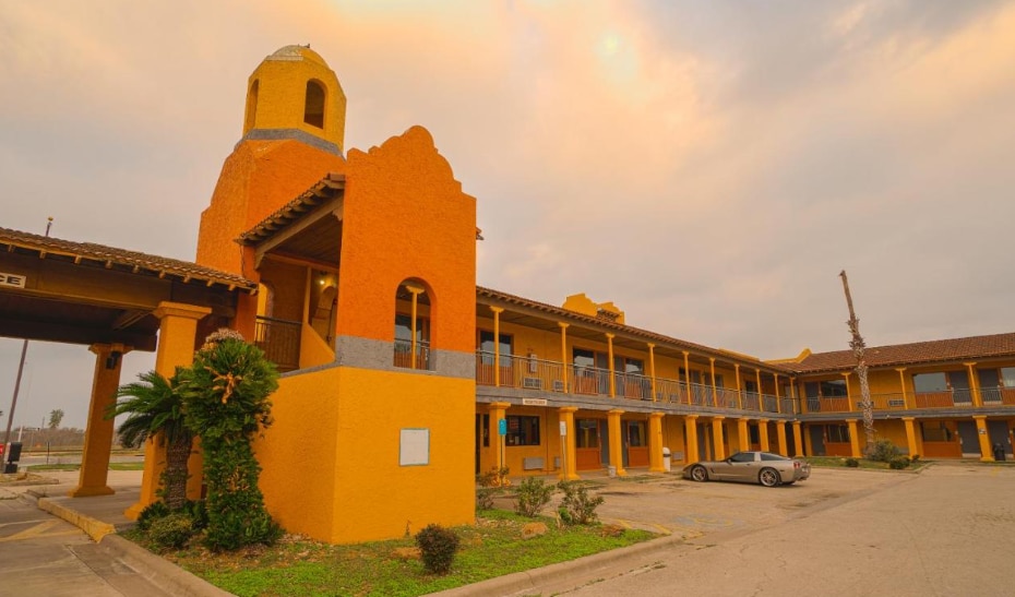 More Photos Of 3334 S US Highway 77 Byp, Kingsville Hotel For Sale