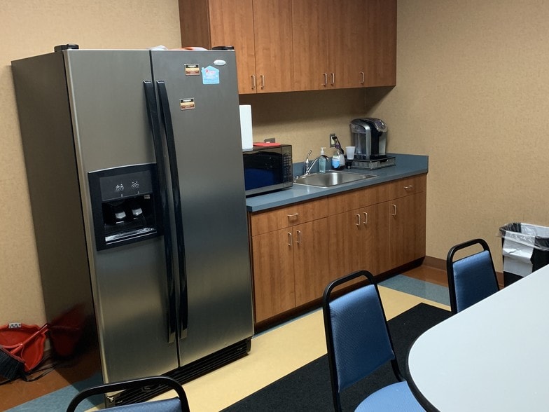 More Photos Of 900 Wilshire Dr, Troy Office For Lease