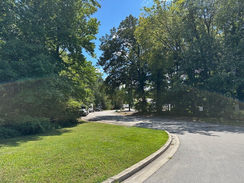 More Photos Of 8271 Brock Bridge Rd, Laurel Warehouse For Lease