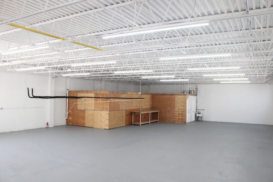 More Photos Of 172 Cabot St, West Babylon Warehouse For Lease