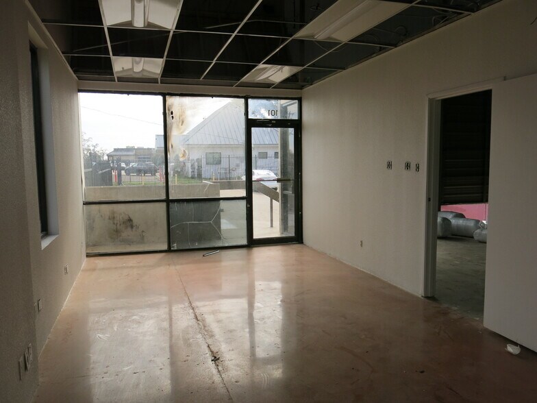 More Photos Of 10969 Shady Trl, Dallas Light Distribution For Lease