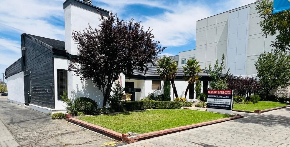 Primary Photo Of 867 W Lancaster Blvd, Lancaster Medical For Lease