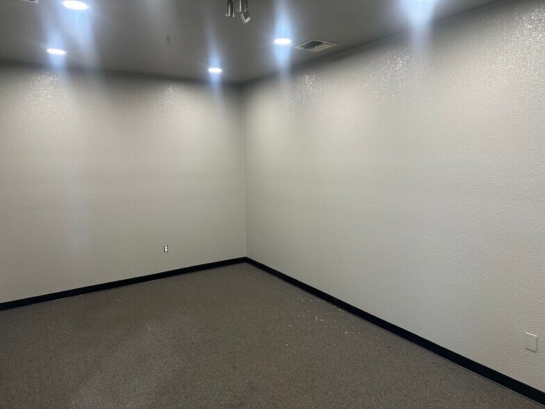 More Photos Of 3050-3052 Commerce Way, Turlock Service For Lease