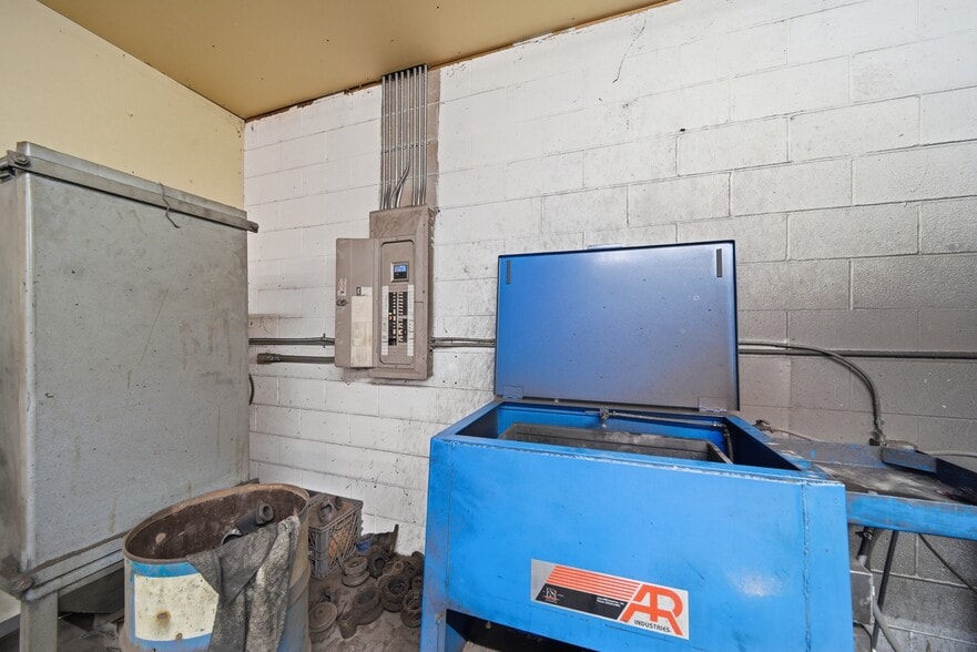 More Photos Of 2604 E Apache St, Tulsa Auto Repair For Sale