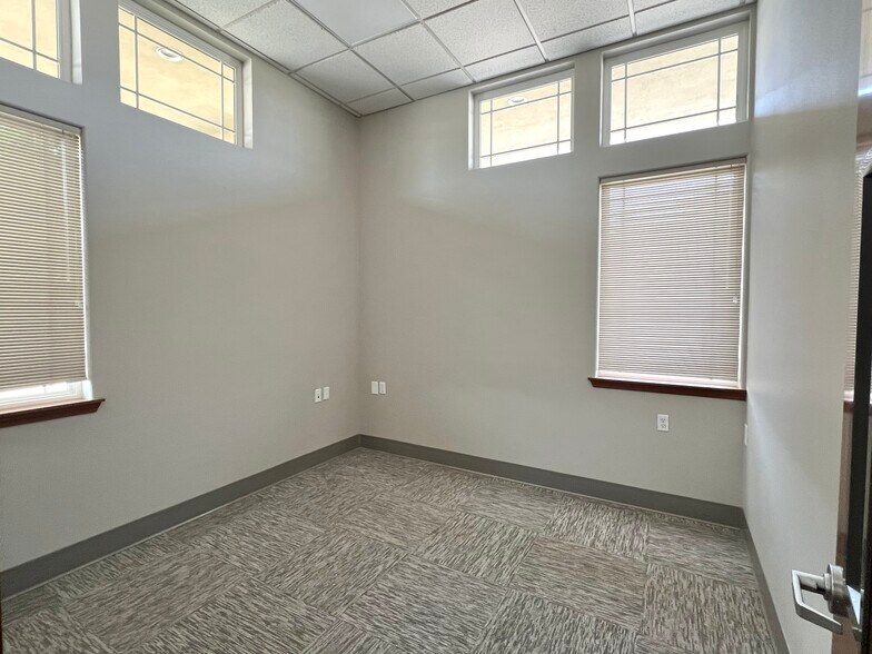 More Photos Of 1149 N Edison St, Kennewick Bank For Lease