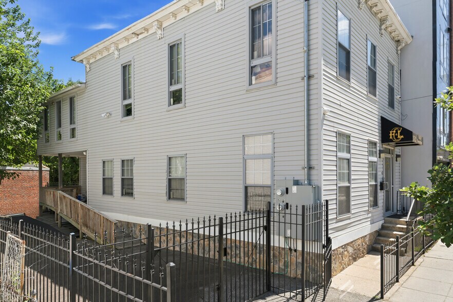 More Photos Of 1512 Marion Barry Ave SE, Washington Office For Sale
