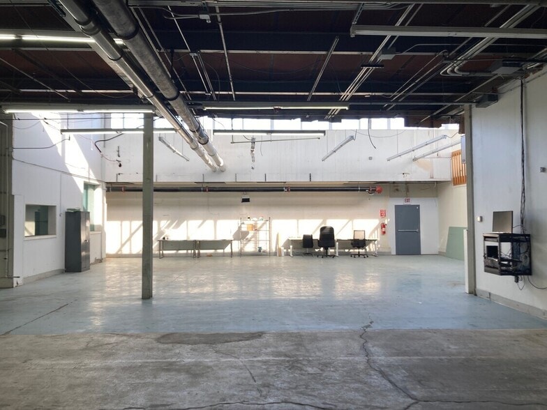 More Photos Of 2002 Dempster St, Evanston Flex For Lease