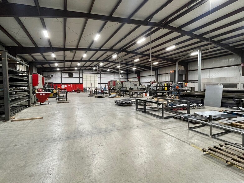 More Photos Of 124 Capital Ln, Rhome Manufacturing For Lease