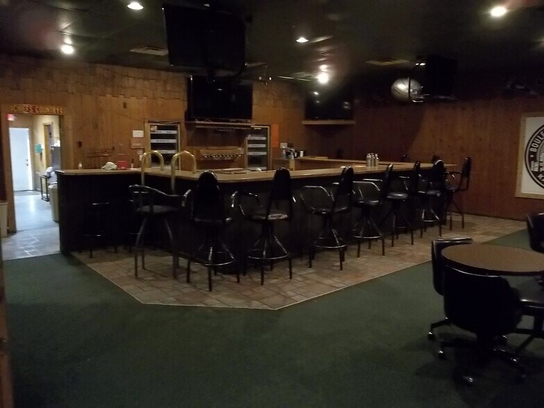 More Photos Of 3801 S Santa Fe Ave, Chanute Bar For Sale