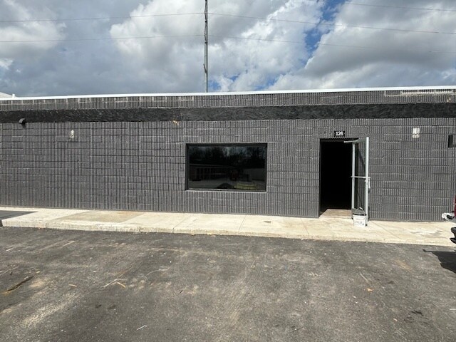 More Photos Of 110-114 Taylor Industrial Blvd, Hendersonville Manufacturing For Lease