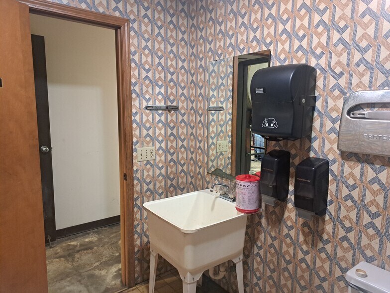 More Photos Of 4602 N US Highway 63, West Plains Flex For Sale