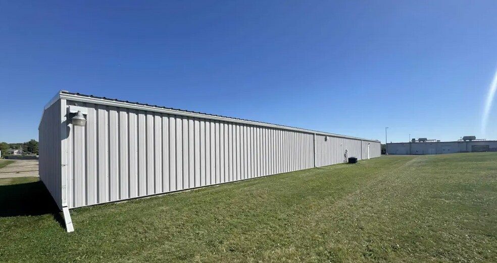 More Photos Of 633 1st Ave, Monroe Showroom For Lease