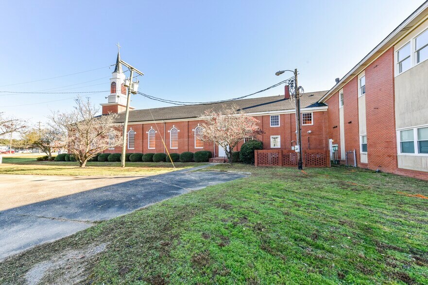 More Photos Of 3901 Raeford Rd, Fayetteville Religious Facility For Lease