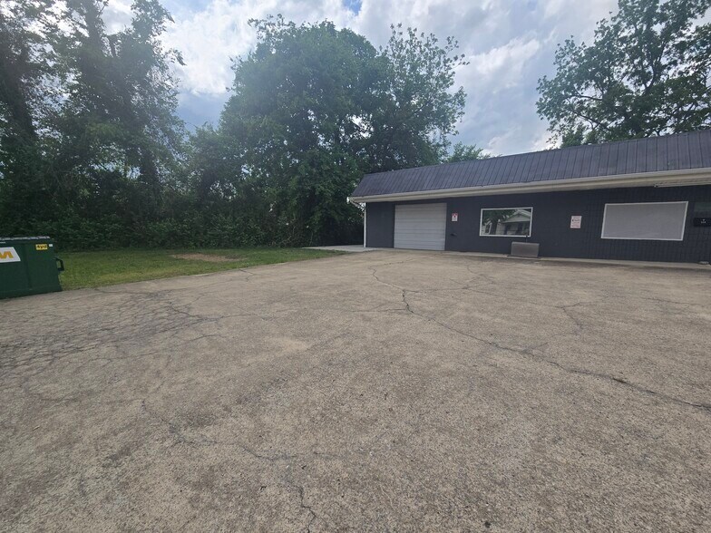 More Photos Of 124 W Winchester St, Gallatin Light Manufacturing For Lease