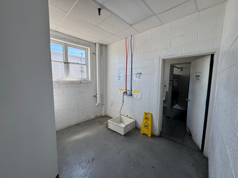 More Photos Of 217 River Ave, Patchogue Warehouse For Lease