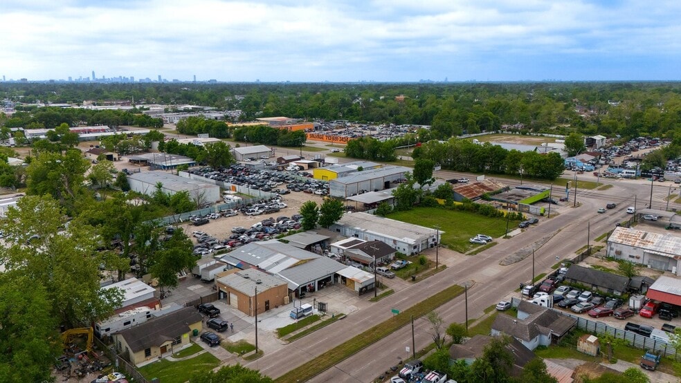 More Photos Of 625 W Parker Rd, Houston Storefront For Sale