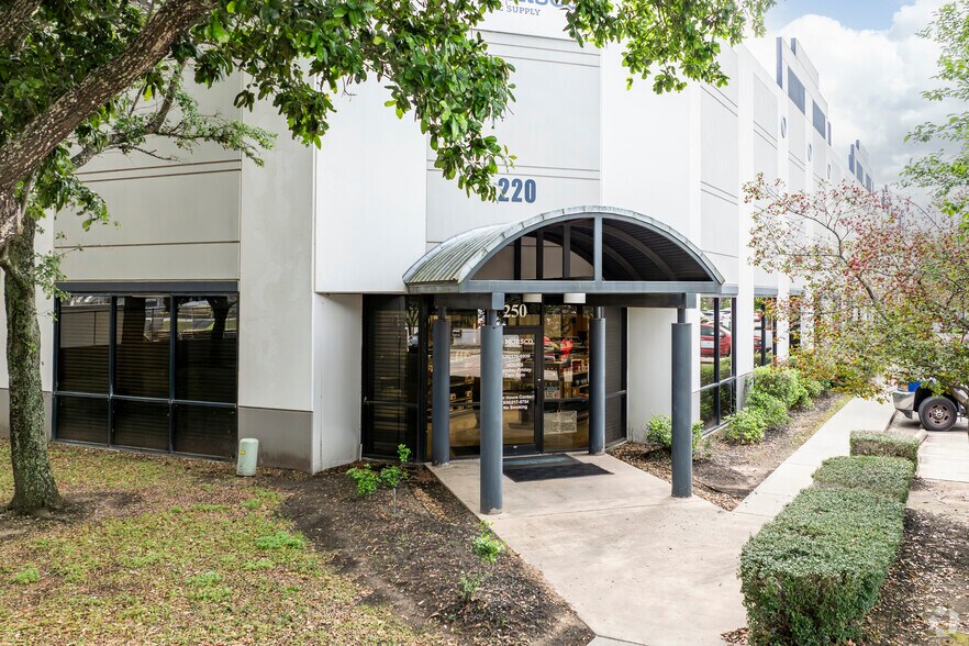 More Photos Of 210-240 Spring Hill Dr, The Woodlands Unknown For Lease