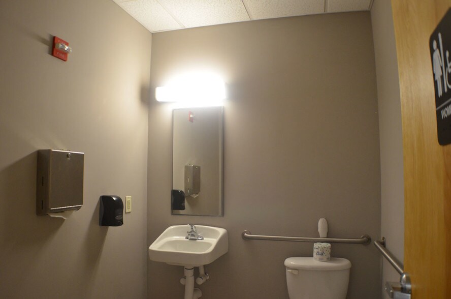More Photos Of 3120 Latrobe Dr, Charlotte Showroom For Lease