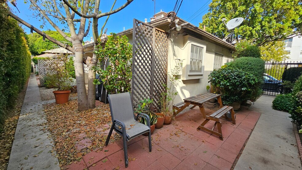 More Photos Of 2002-2012 Montana Ave, Santa Monica Apartments For Sale