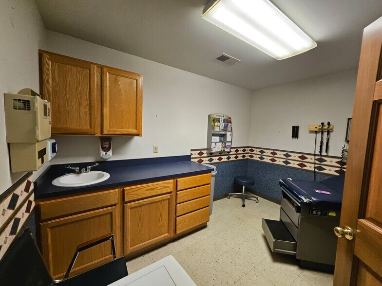 More Photos Of 13330 Darmstadt Rd, Evansville Office For Sale