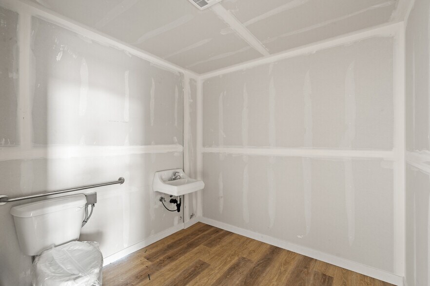 More Photos Of 954 Ort Ln, Merlin Industrial For Lease