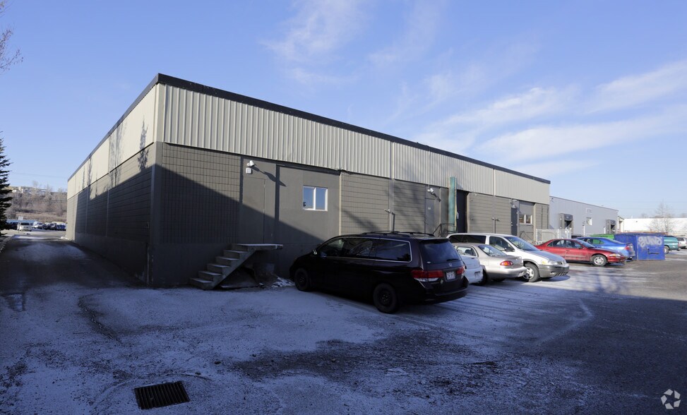 More Photos Of 512 Manitou Rd, Calgary Showroom For Lease