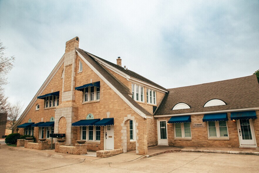 More Photos Of 355 N College Ave, Fayetteville Office For Sale