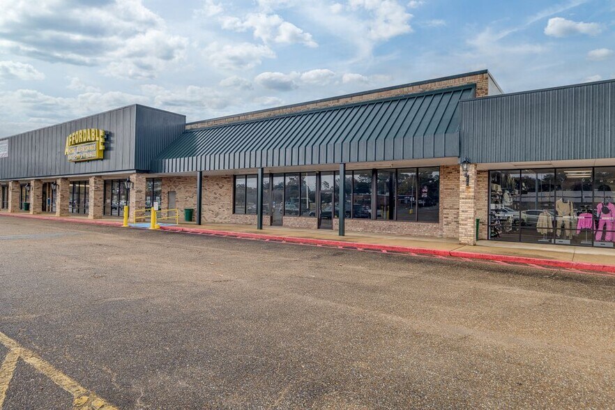 Primary Photo Of 2031 E Madison Ave, Bastrop General Retail For Lease