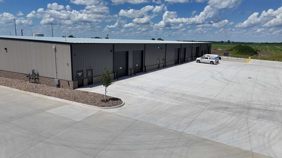 More Photos Of 2151 Shiloh Rose Pkwy SW, Bondurant Flex For Lease