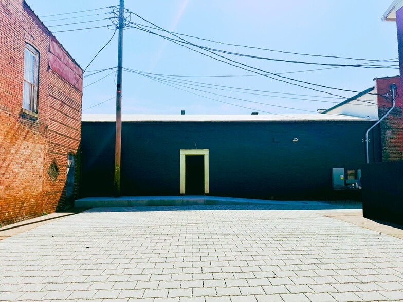 More Photos Of 541 Main St, Shelbyville Restaurant For Lease