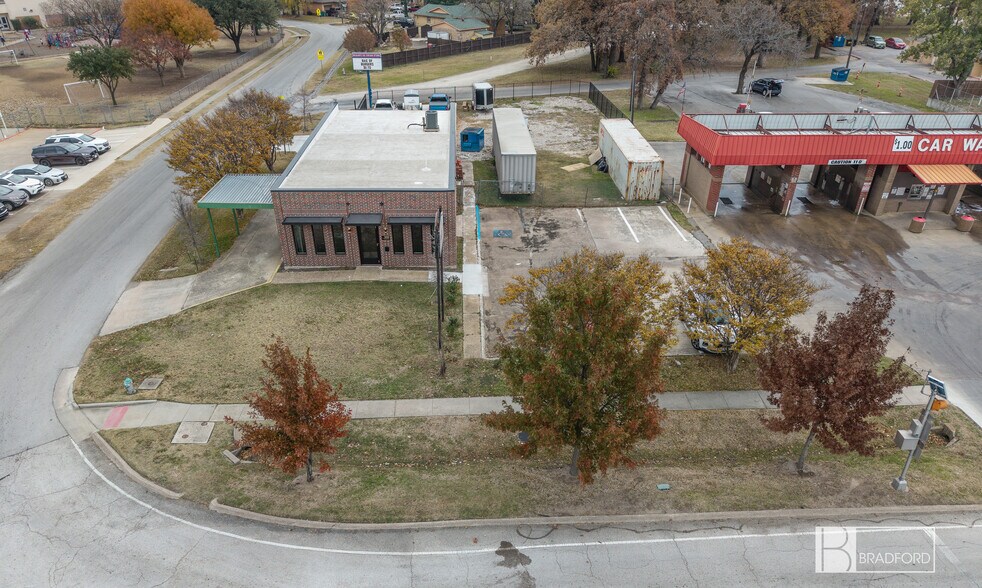 More Photos Of 300 Fox Ave, Lewisville Freestanding For Lease