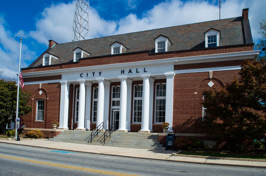 More Photos Of 105 N High St, Winchester Storefront Retail Office For Lease