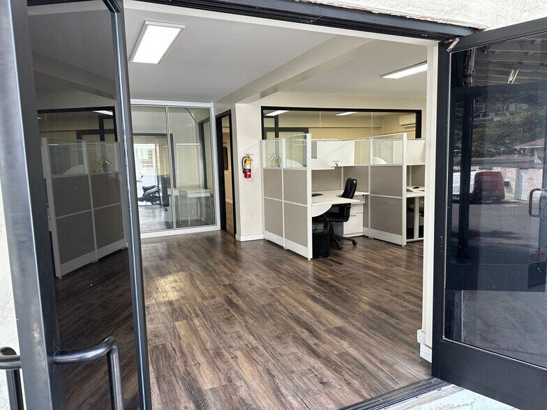 More Photos Of 2144 Kauhana St, Honolulu Storefront Retail Office For Lease