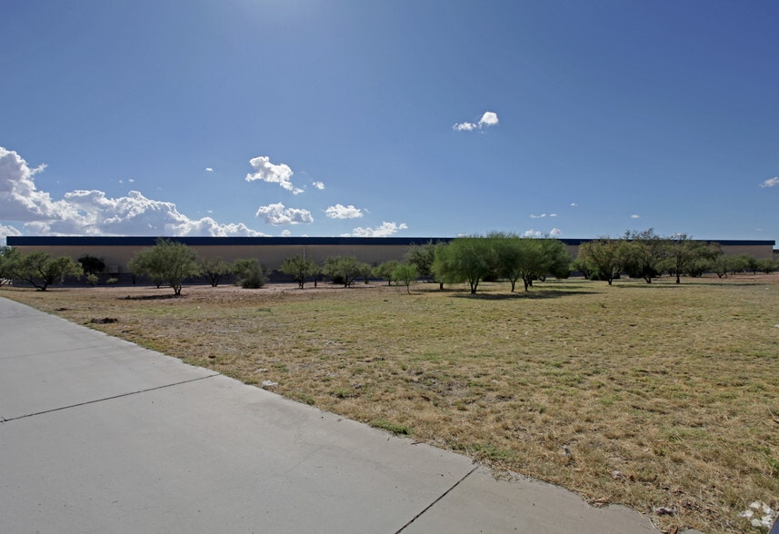 More Photos Of 6978 E Century Park Dr, Tucson Distribution For Lease