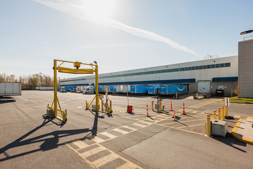 More Photos Of 5799 Rte De L'aéroport, Longueuil Distribution For Lease