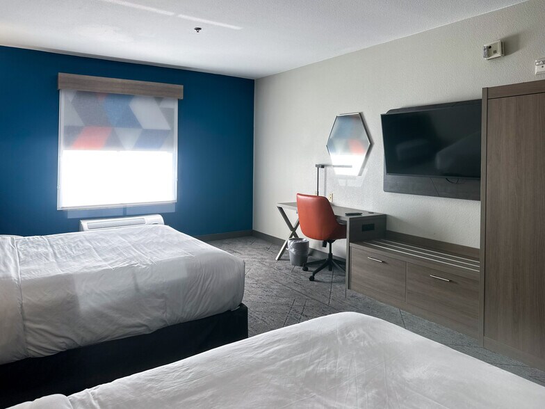 More Photos Of 601 N Sonoma Trl, Ennis Hotel For Sale