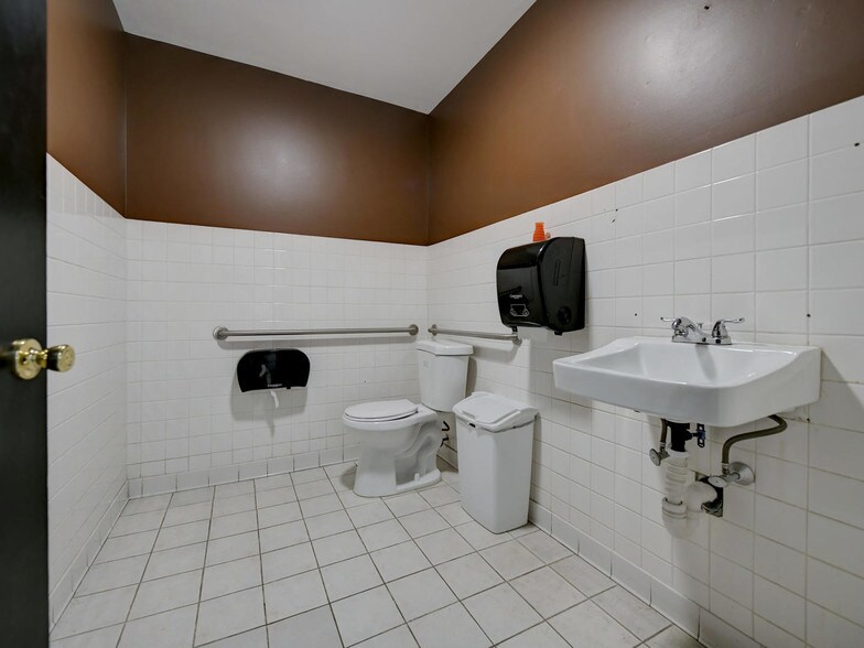 More Photos Of 638-640 Stokes Rd, Medford Restaurant For Sale
