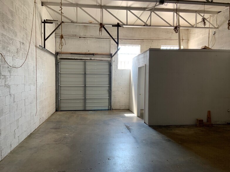 More Photos Of 132 Cole St, Dallas Warehouse For Lease