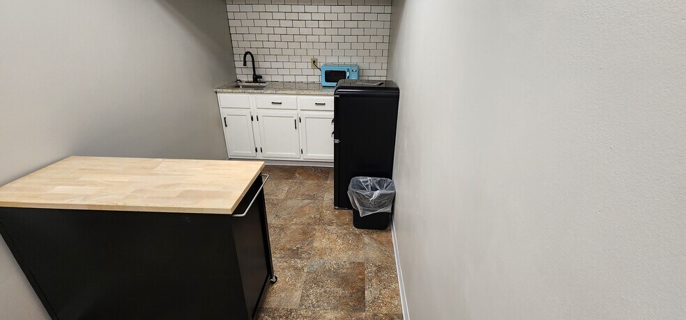 More Photos Of 2144 S Macarthur Blvd, Springfield Office For Lease