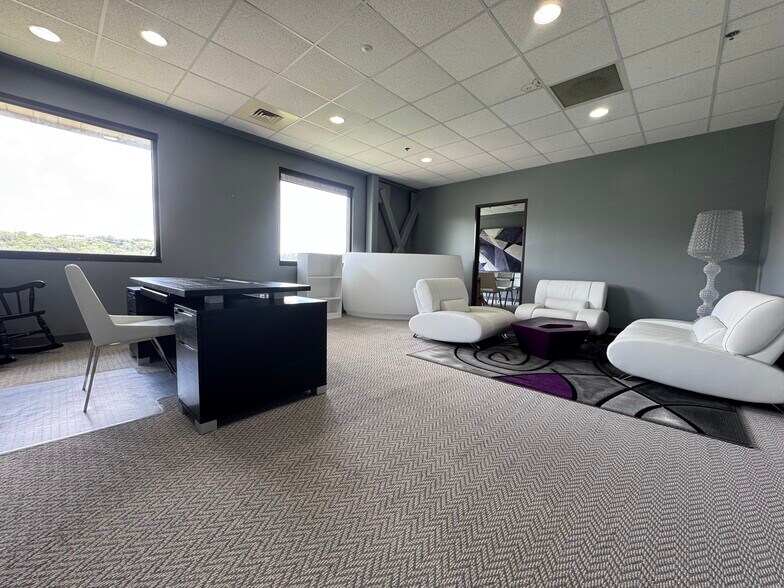 More Photos Of 8500 Bluffstone Cv, Austin Office For Sale