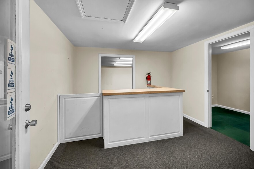More Photos Of 50 S End Plz, New Milford Light Distribution For Sale