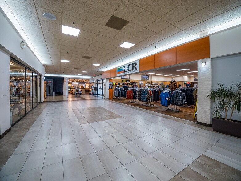 More Photos Of 2100 Rue Bagot, La Baie General Retail For Lease