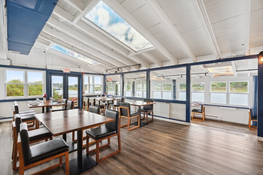 More Photos Of 5 Inlet Rd W, Southampton Restaurant For Sale
