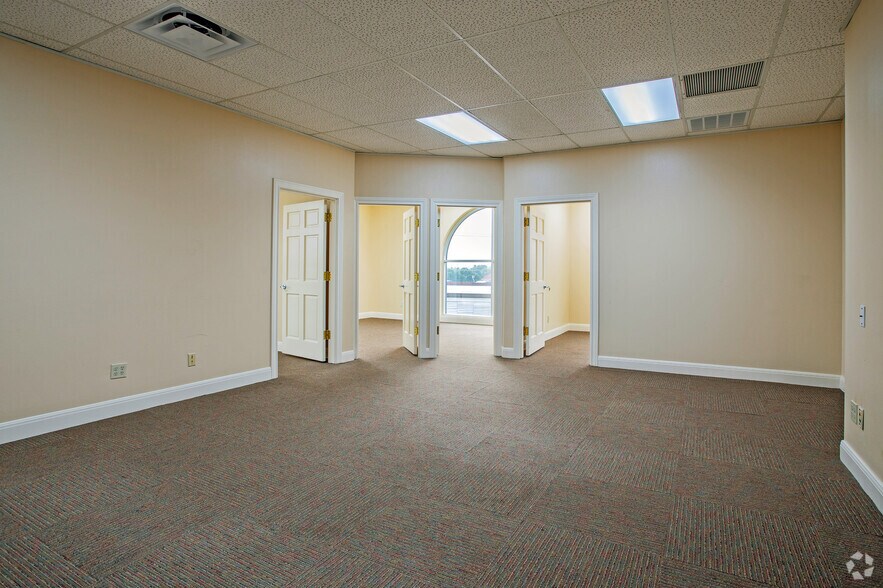 More Photos Of 912 Bastrop Hwy, Austin Office For Lease