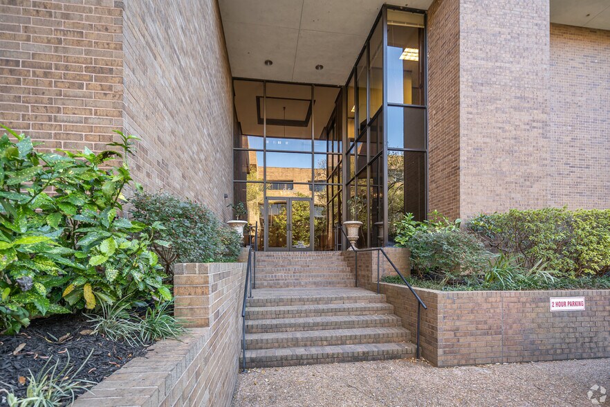 More Photos Of 950 Echo Ln, Houston Office For Lease